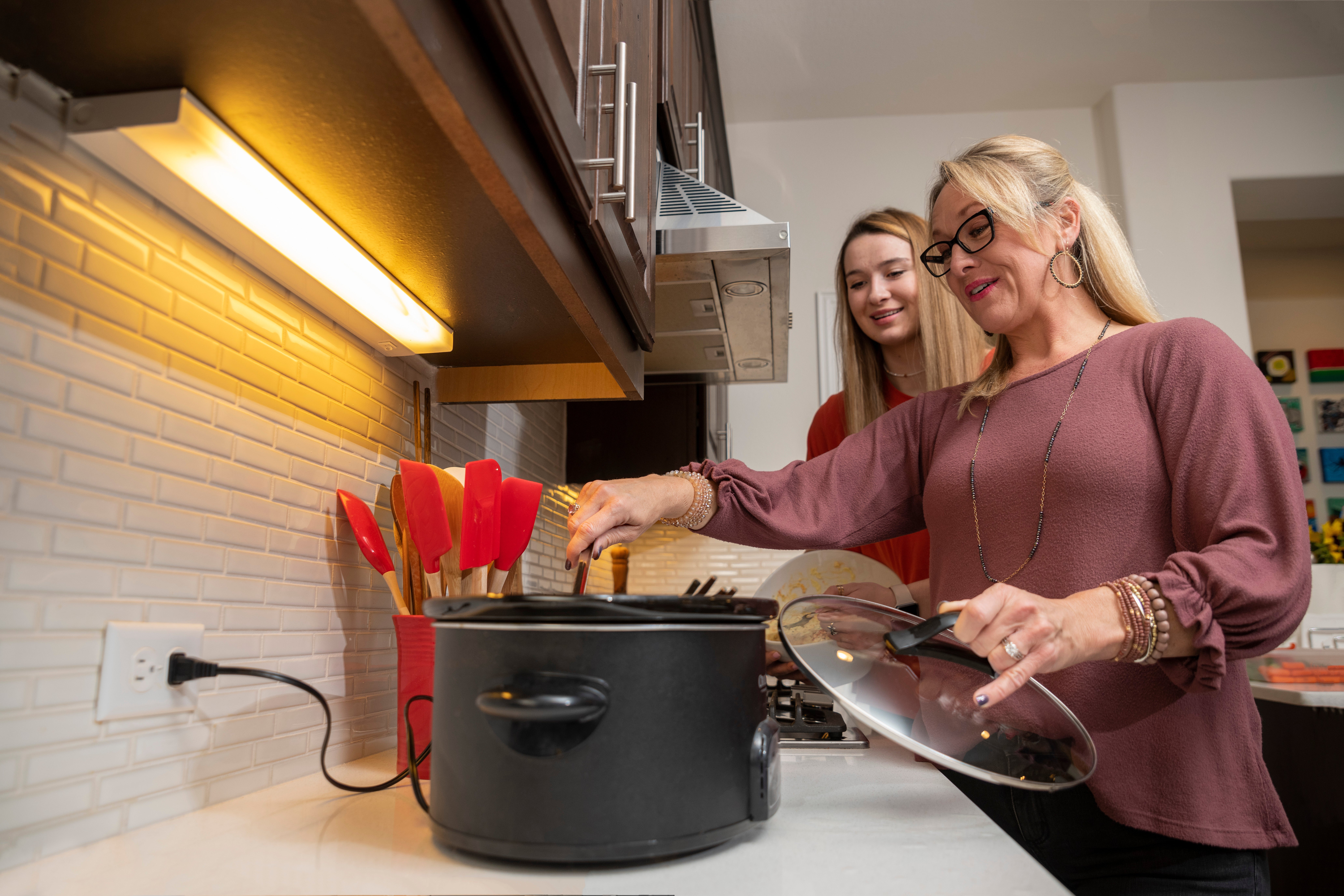 motheranddaughter_usingslowcooker1